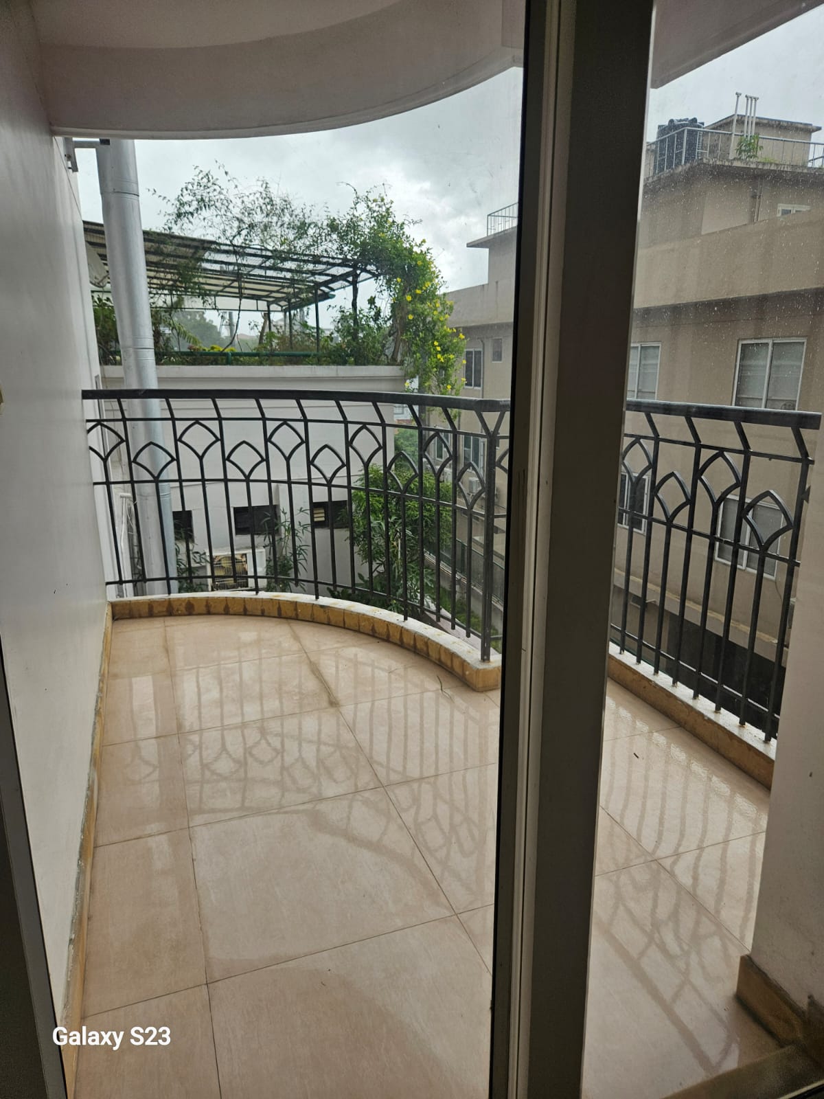 2030sqft 3BHK Semifurnished Flat