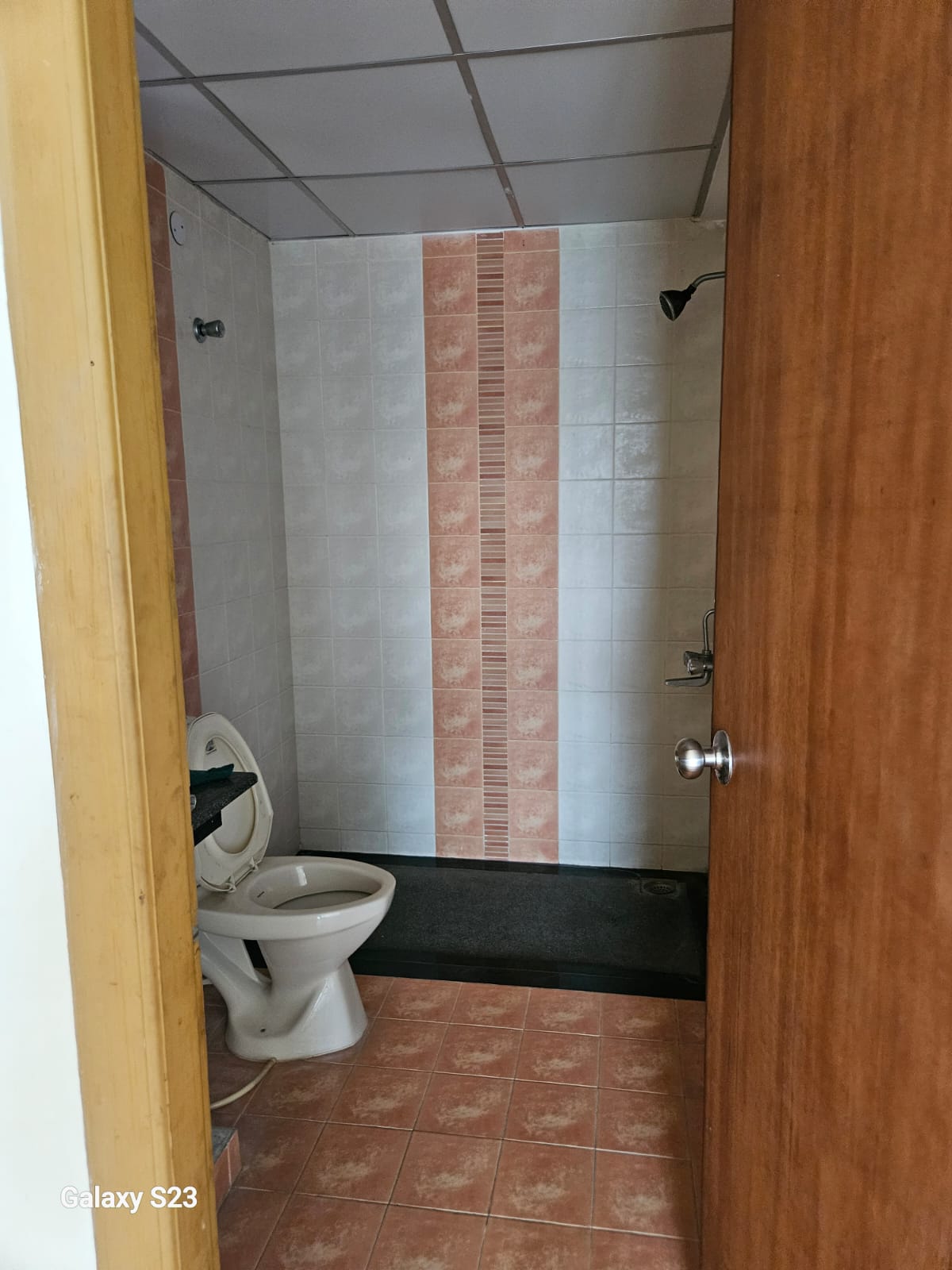 2030sqft 3BHK Semifurnished Flat
