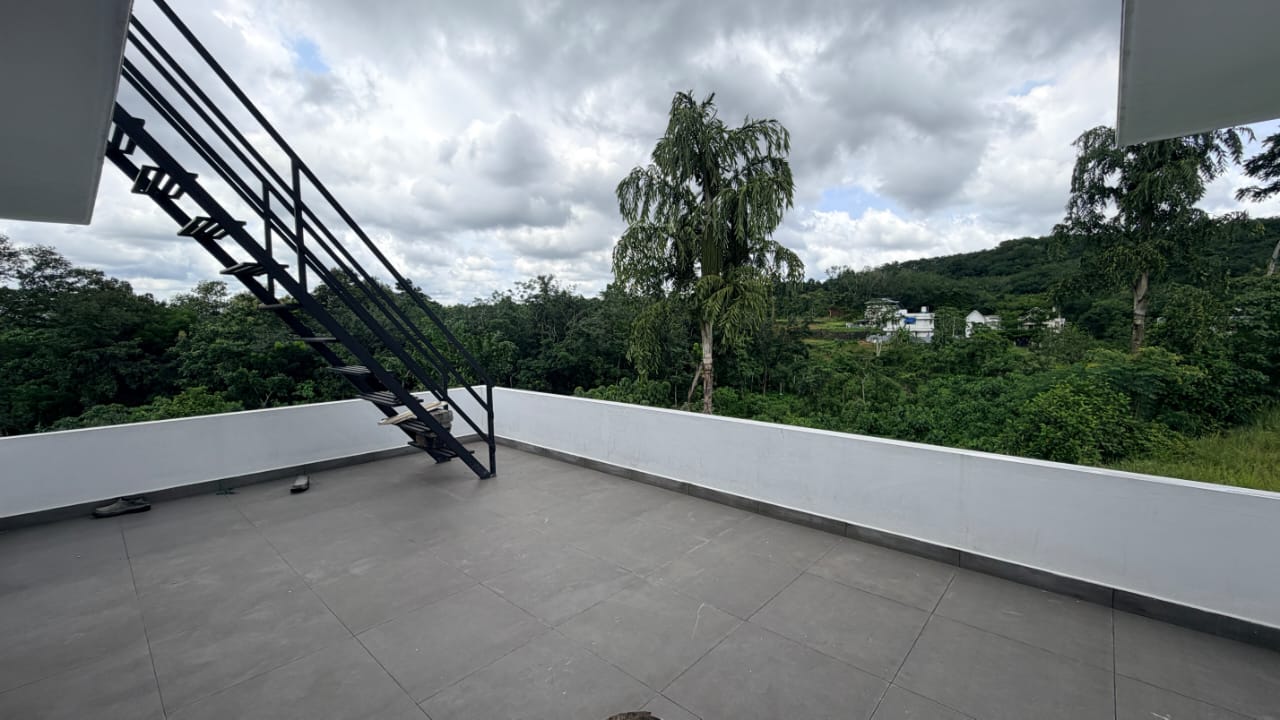 2050sqft 4BHK Semifurnished House