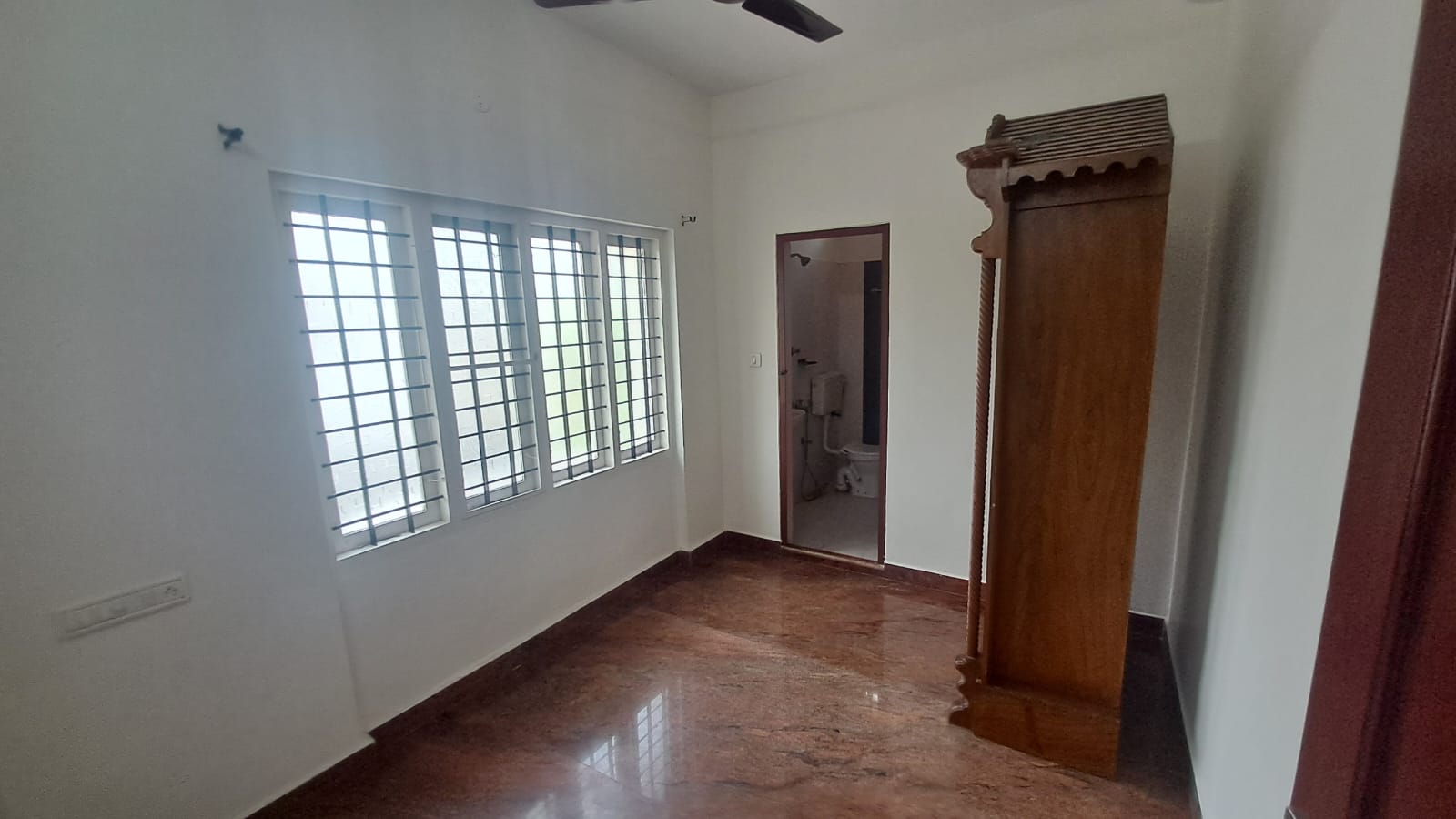 2100sqft 4BHK Semifurnished House
