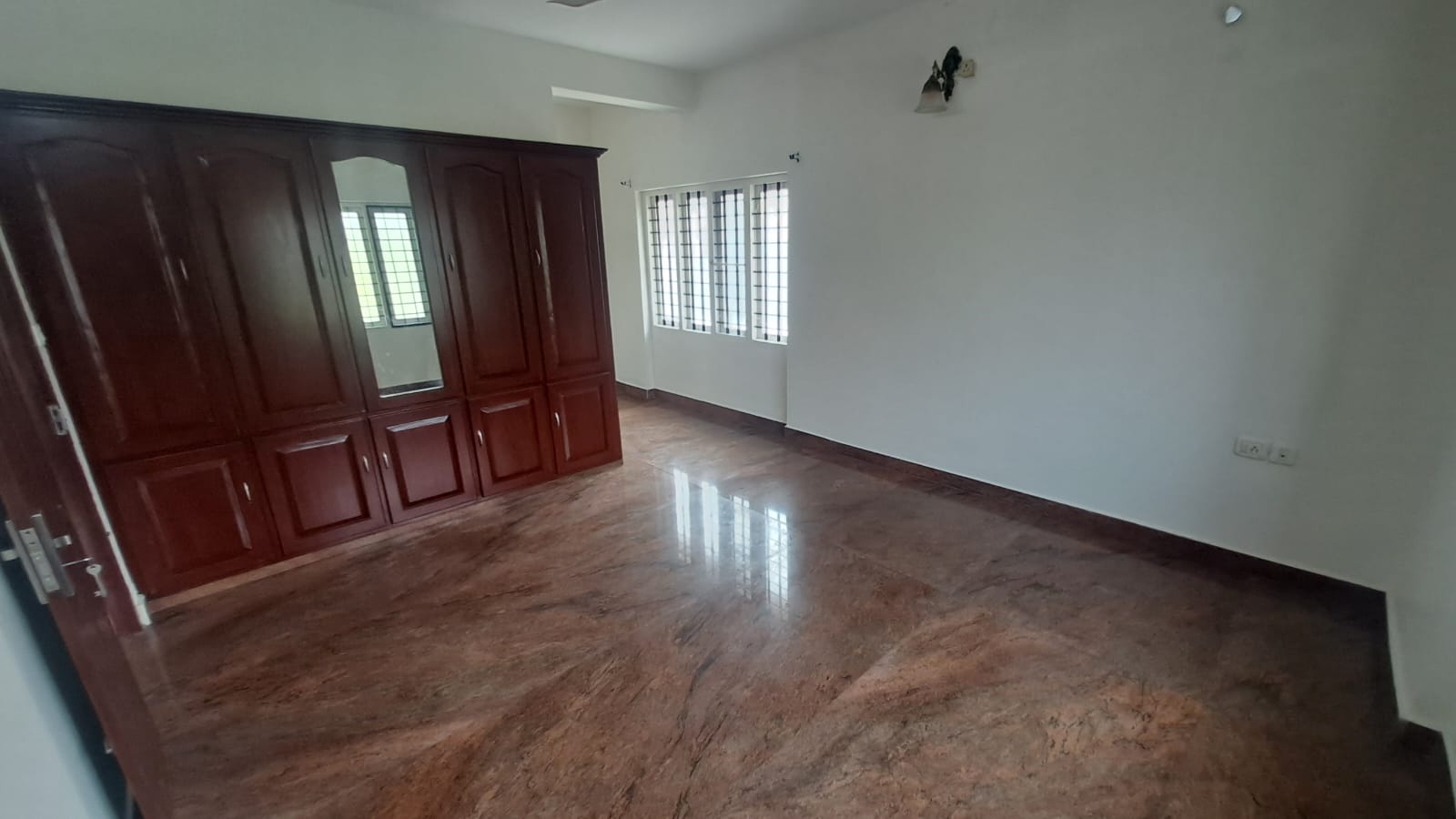 2100sqft 4BHK Semifurnished House