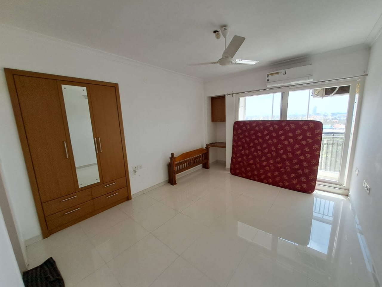 2112sqft 3bhk Semifurnished Flat