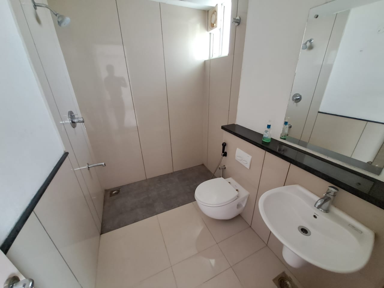 2112sqft 3bhk Semifurnished Flat