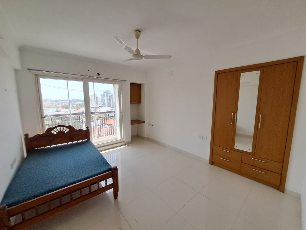 2112sqft 3bhk Semifurnished Flat