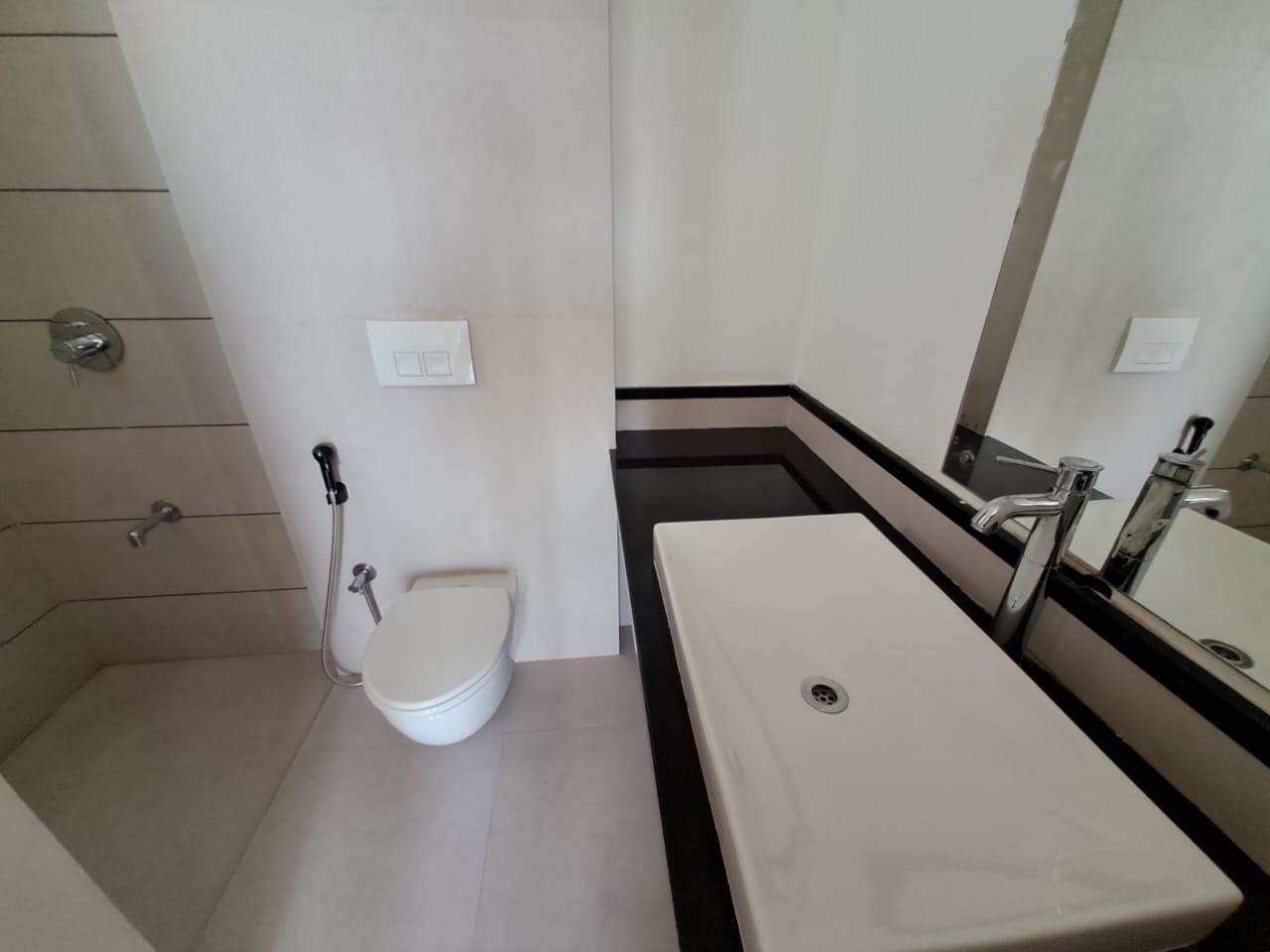 2112sqft 3bhk Semifurnished Flat