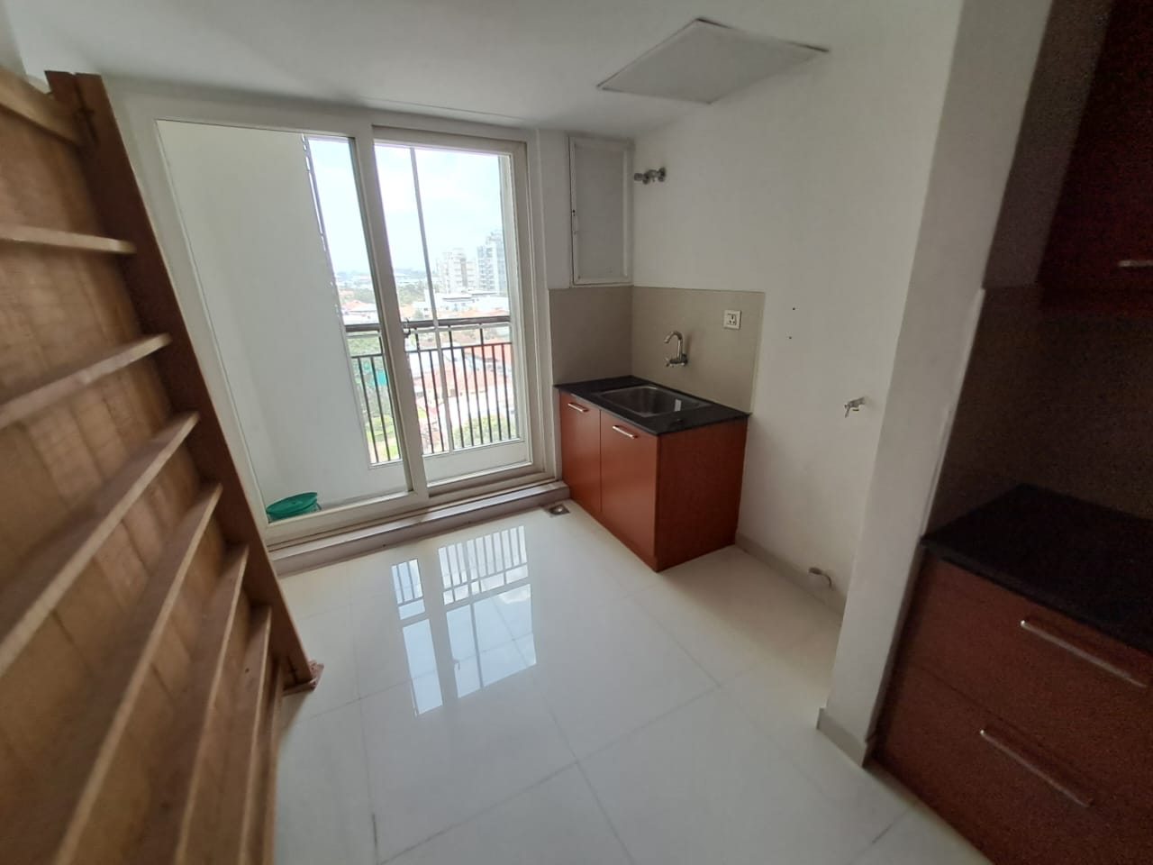 2112sqft 3bhk Semifurnished Flat