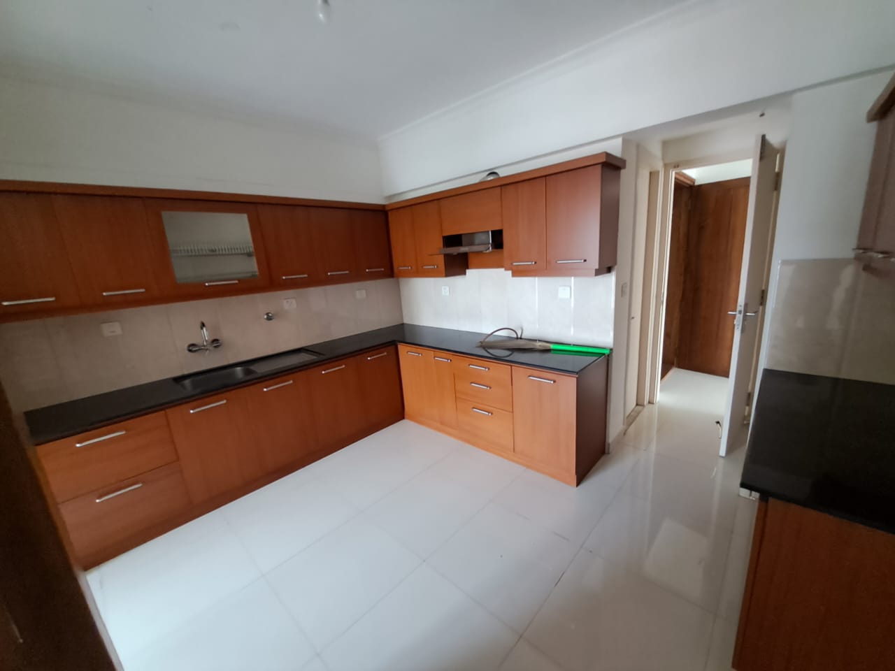 2112sqft 3bhk Semifurnished Flat