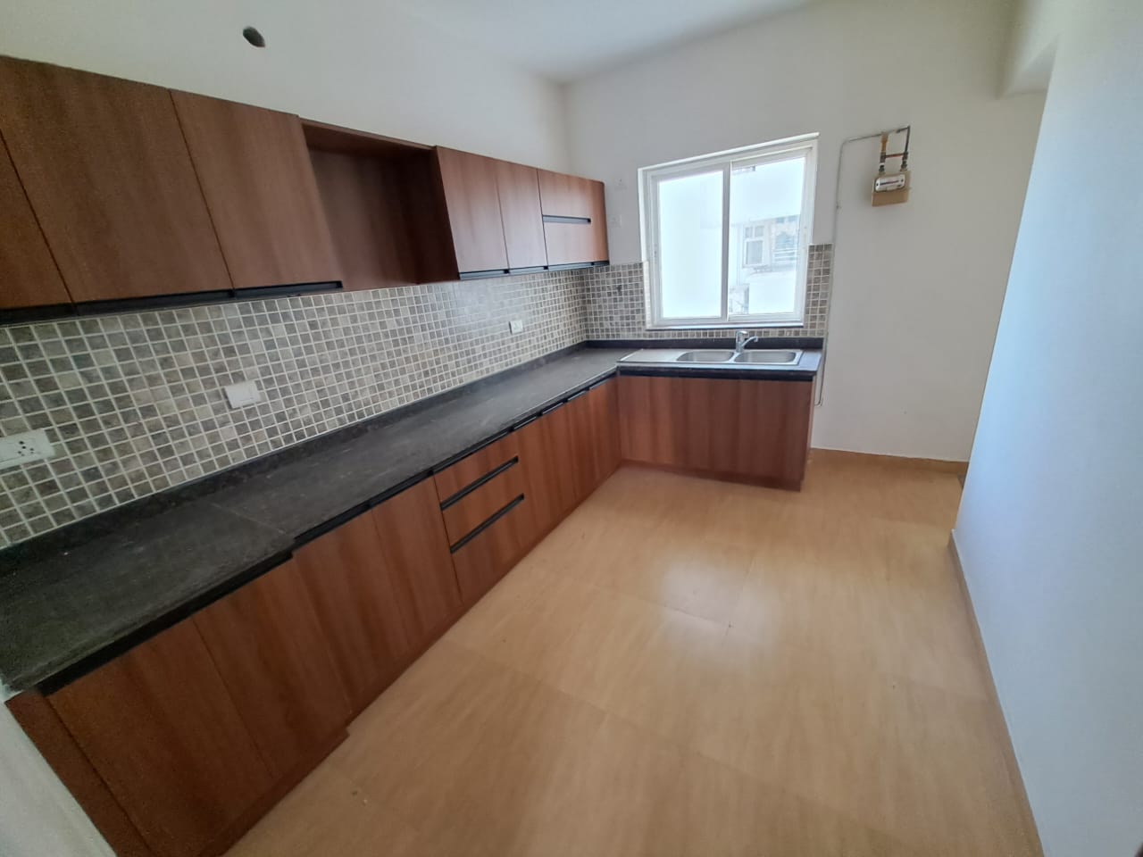 2150sqft 3BHK Semifurnished Apartment