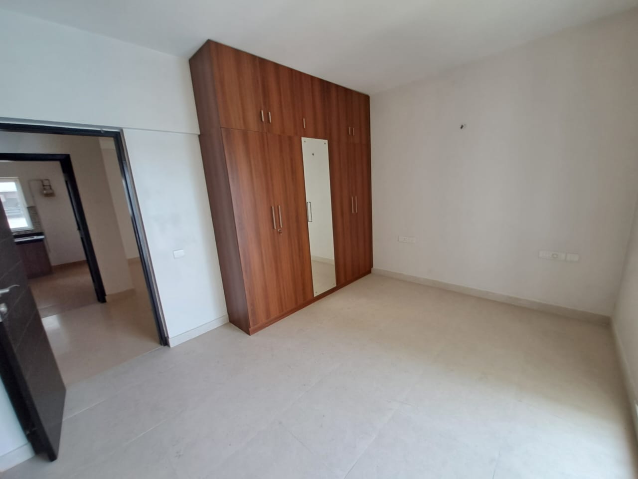 2150sqft 3BHK Semifurnished Apartment