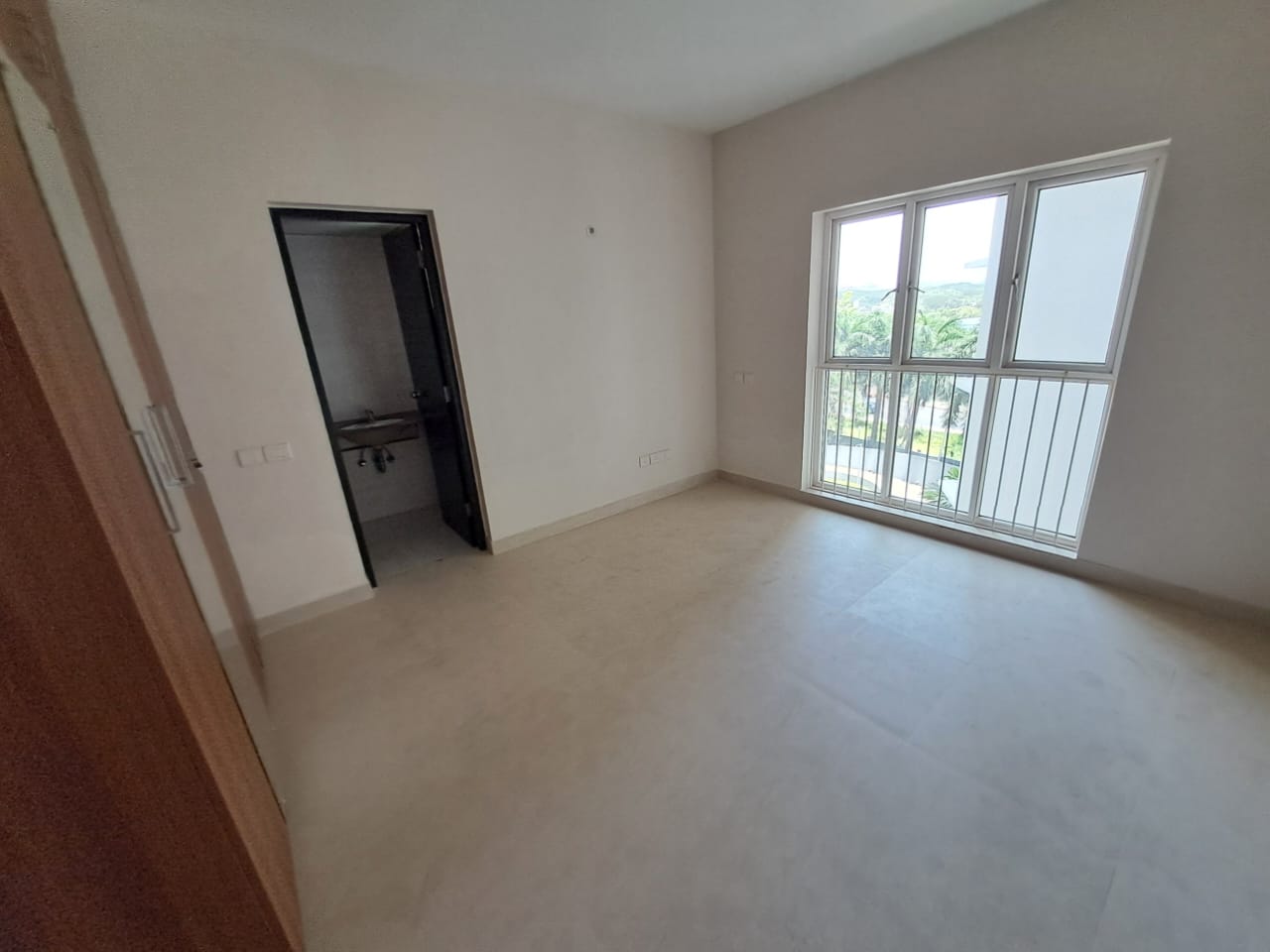 2150sqft 3BHK Semifurnished Apartment