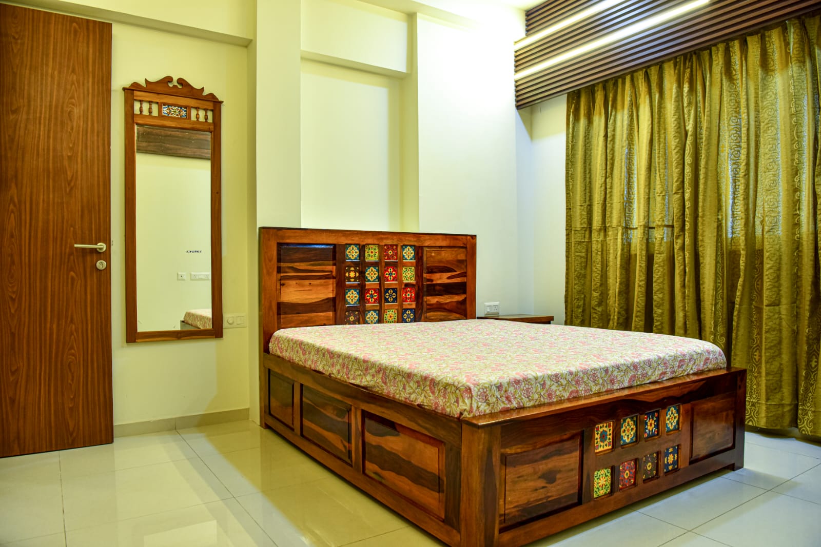 2250sqft 3BHK Semifurnished Flat