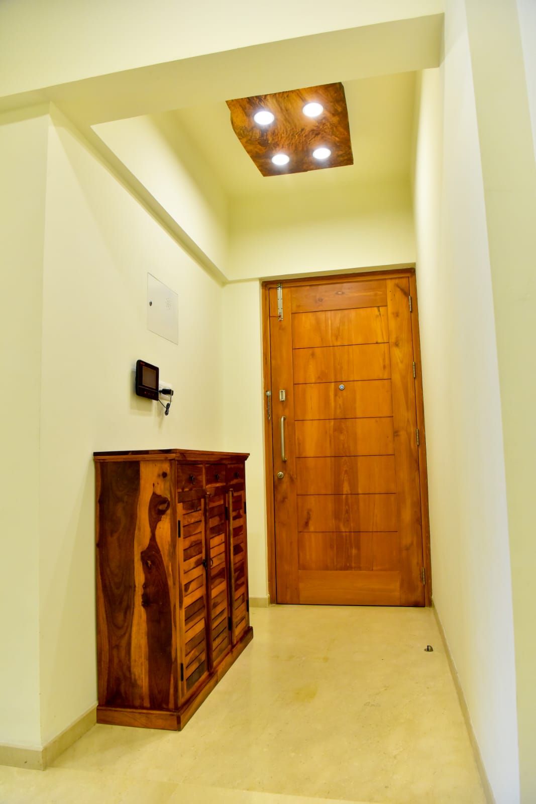 2250sqft 3BHK Semifurnished Flat