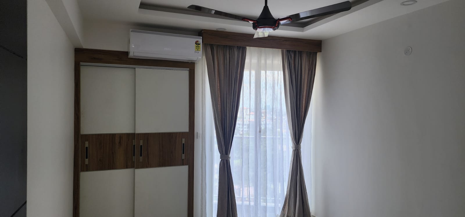 2500sqft 4BHK Semifurnished Apartment