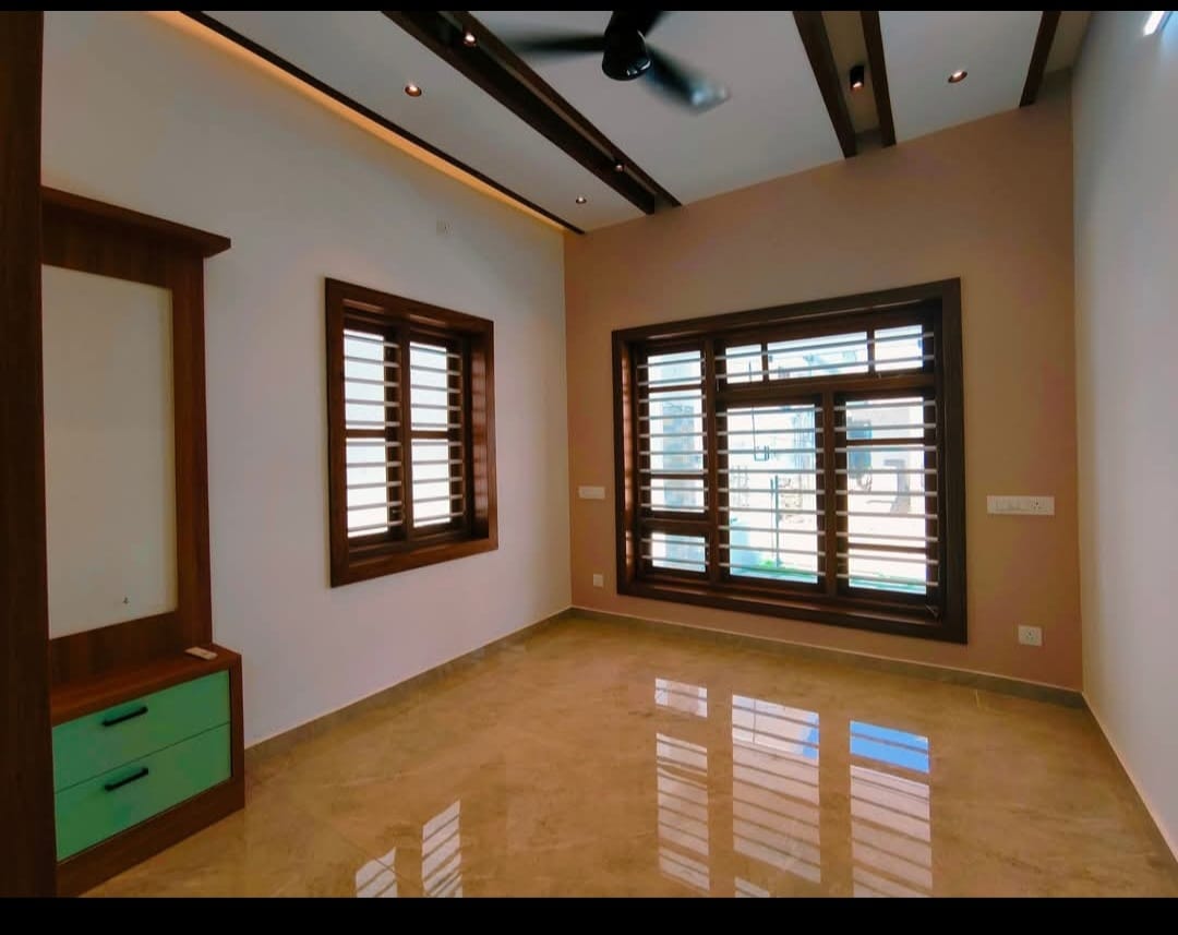 2500sqft 5BHK Semifurnnished House with Land area: 5Cents