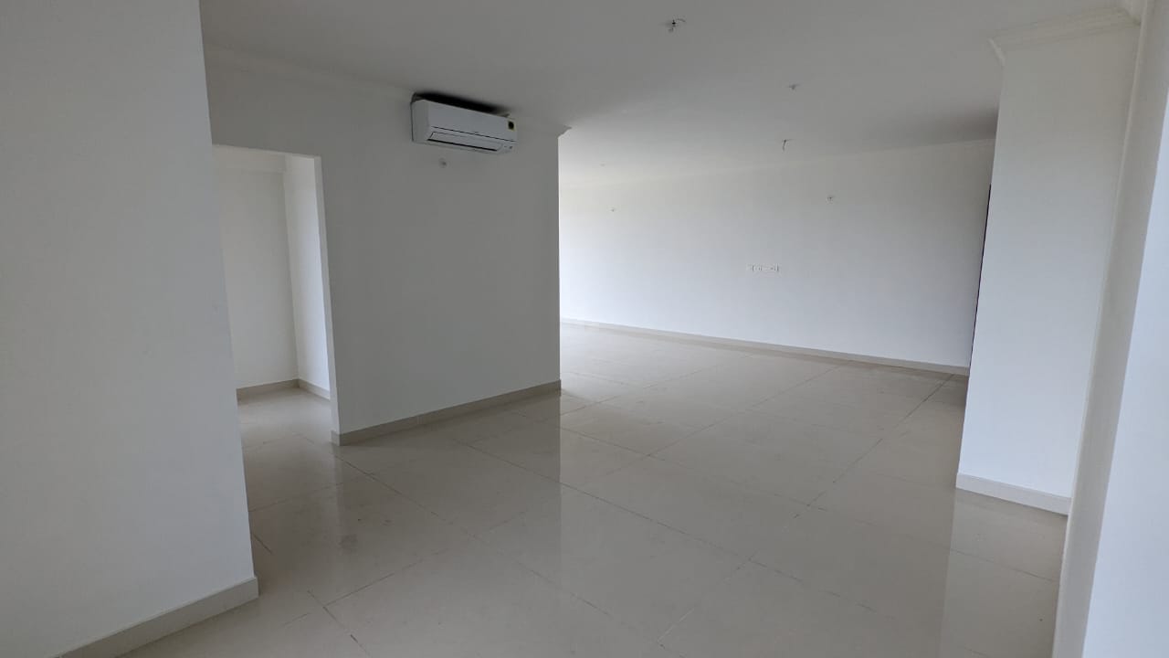 2722sqft 4BHK Semifurnished Flat