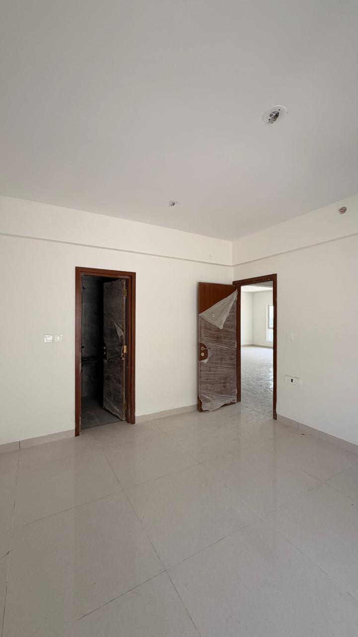 2754sqft 4bhk Semifurnished Flat