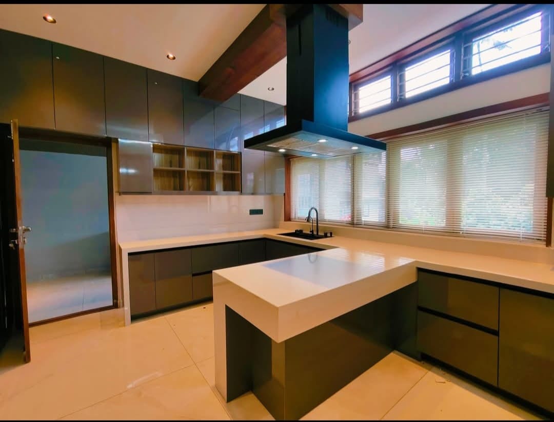 3.500 sq 4BHK Semifurnished House with 7 Cents Land