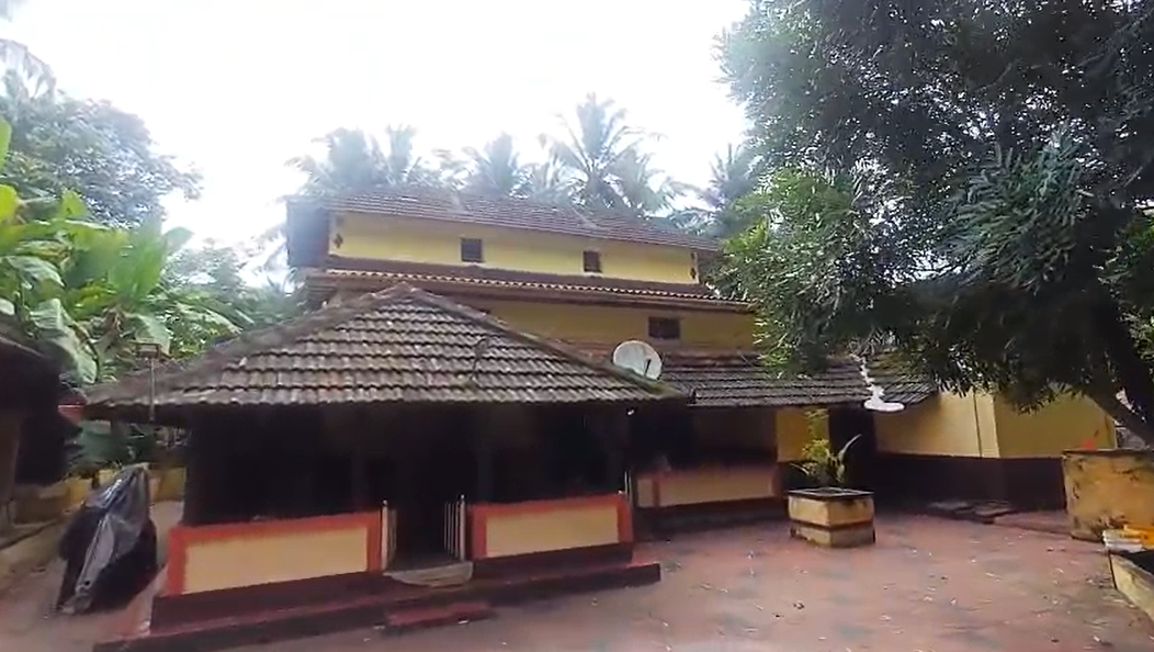 30 cent of Land with old house - for sale in Palakkad, Kerala