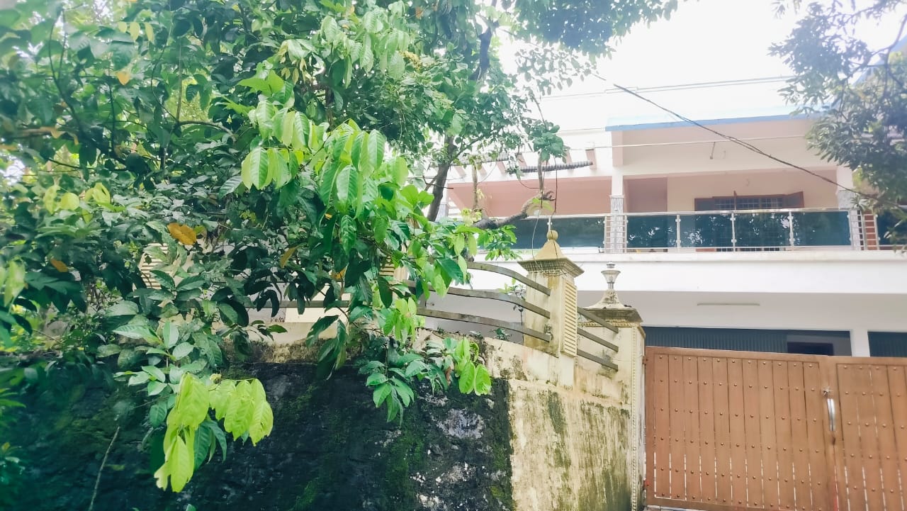 3000sqft 4BHK Waterfront House - for sale in Thiruvairanikulam, Kochi, Kerala