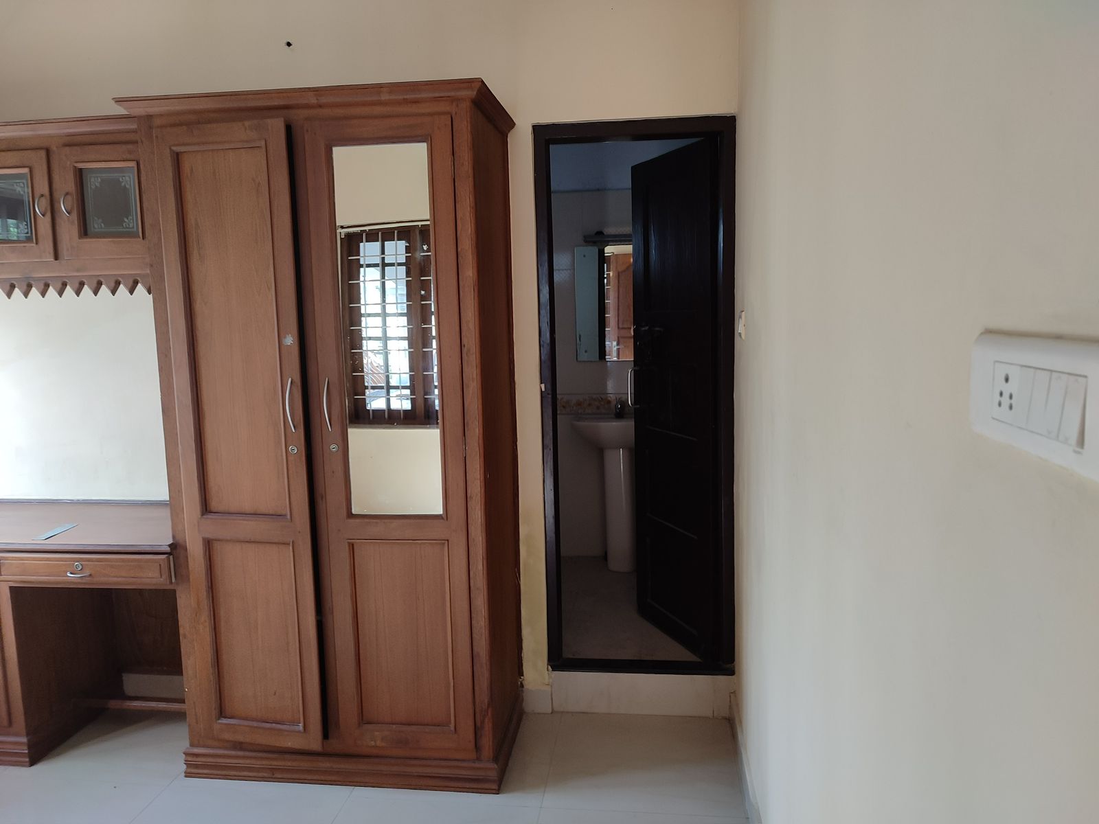 3000sqft 5BHK Semifurnished House