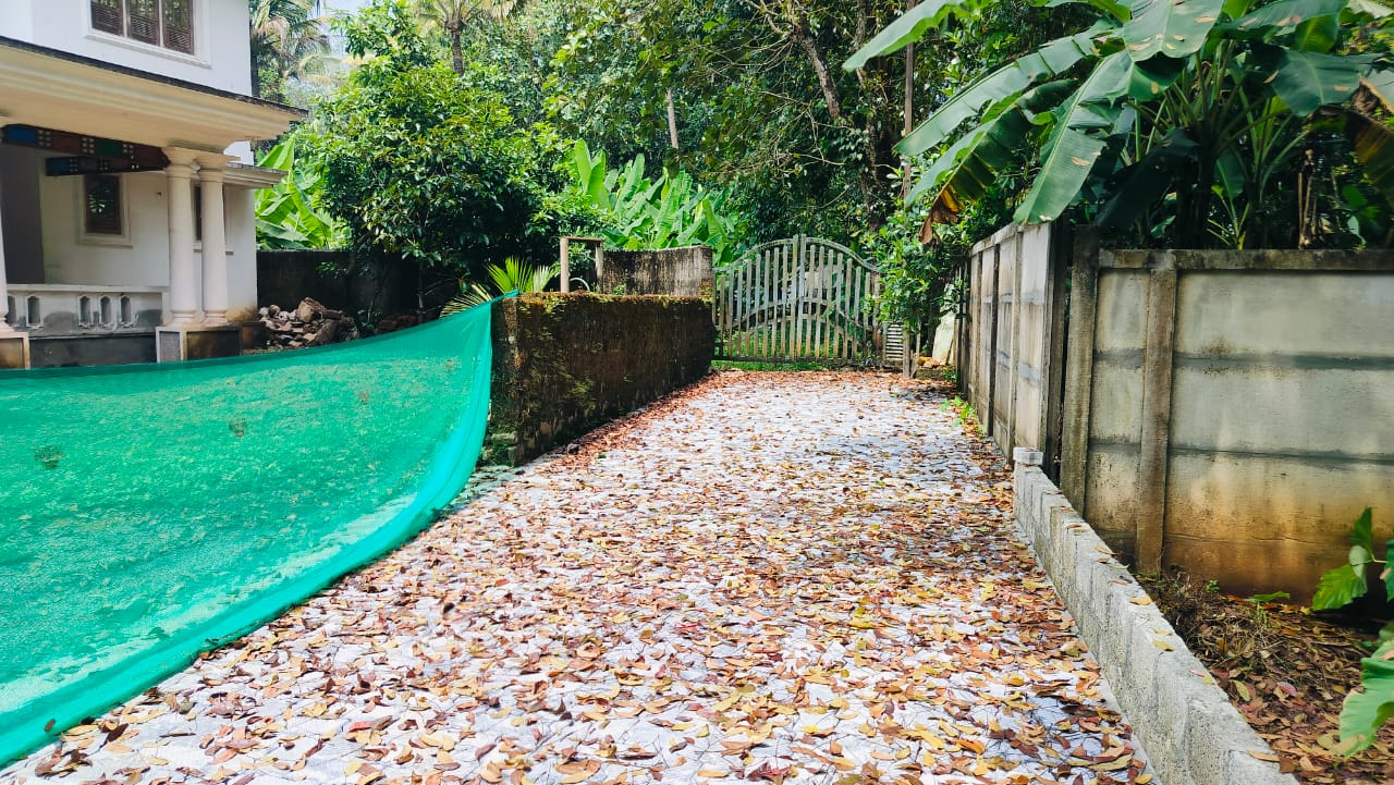 3800sqft Uncompleted House with 10 cents of Land