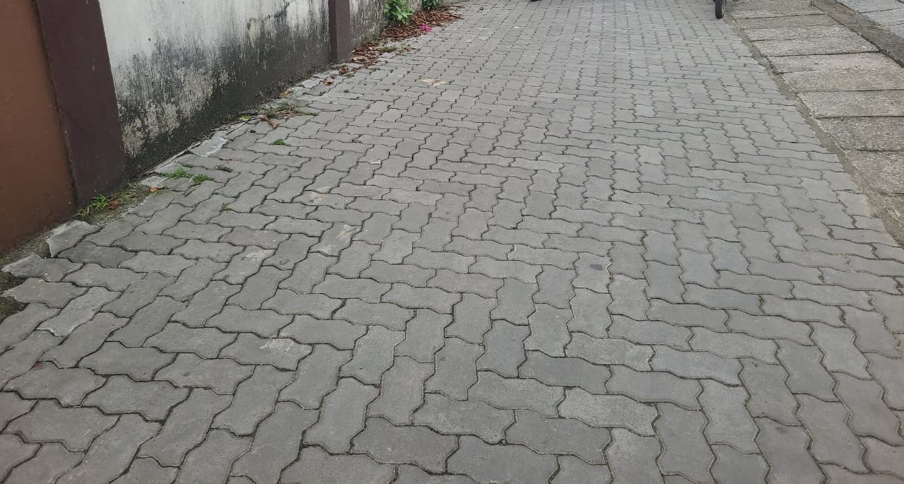 4 Cents of Land with Old House