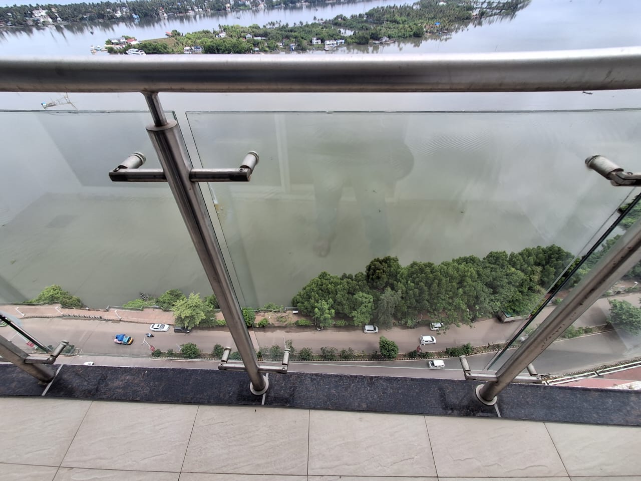 4250sqft,5BHK Semifurnished Flat in Marine Drive