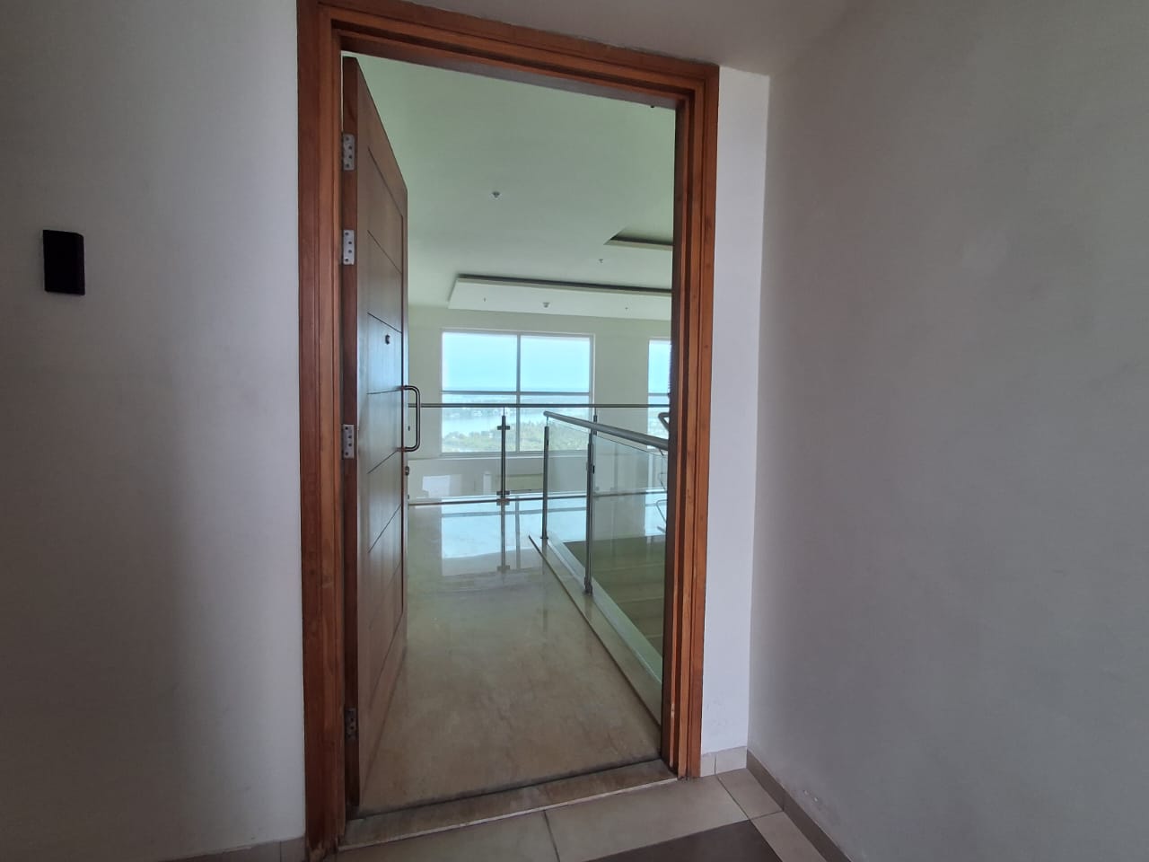 4250sqft,5BHK Semifurnished Flat in Marine Drive