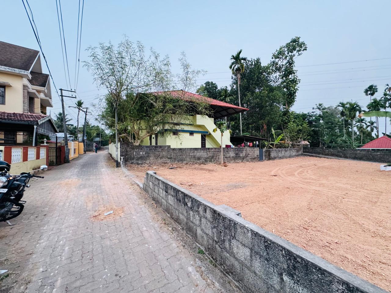 7.800 cents of Land - for sale in Kakkanad, Kochi ( Ernakulam ), Kerala