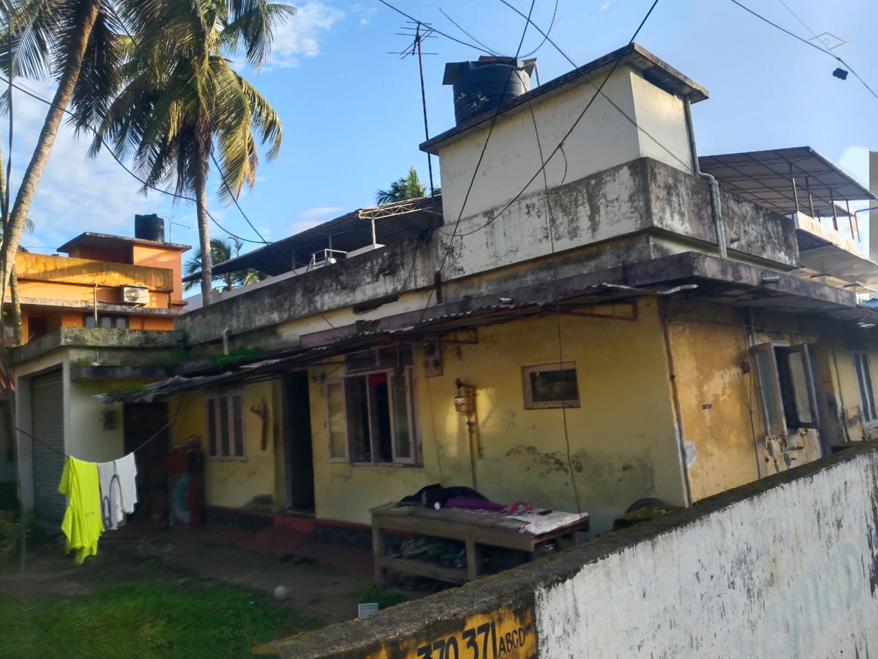 7 cents of Land with Old House - for sale in Kundanoor, Kochi ( Ernakulam ), Kerala