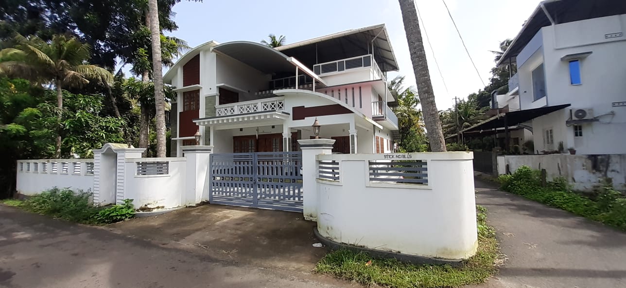 4BHK Semifurnished house1670sqft in Manjummel, Edapally