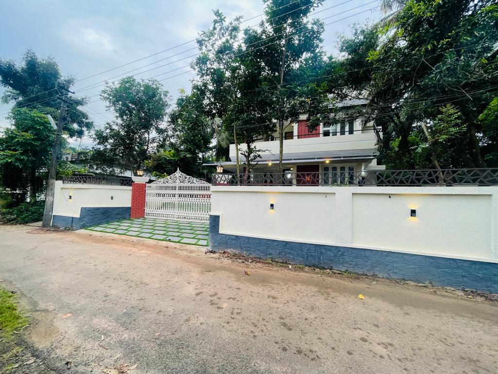 4BHK Semifurnished House with 15cent Land2600sqft - for sale in Companypady, Kochi ( Ernakulam ), Kerala