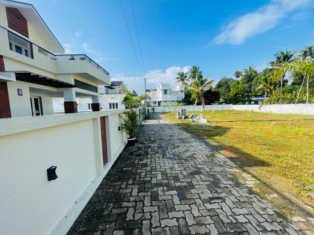 3BHK Semifurnished House1950sqft in Koonammav, Varapuzha