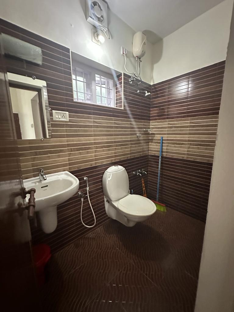 3BHK Semifurnished House1600sqft