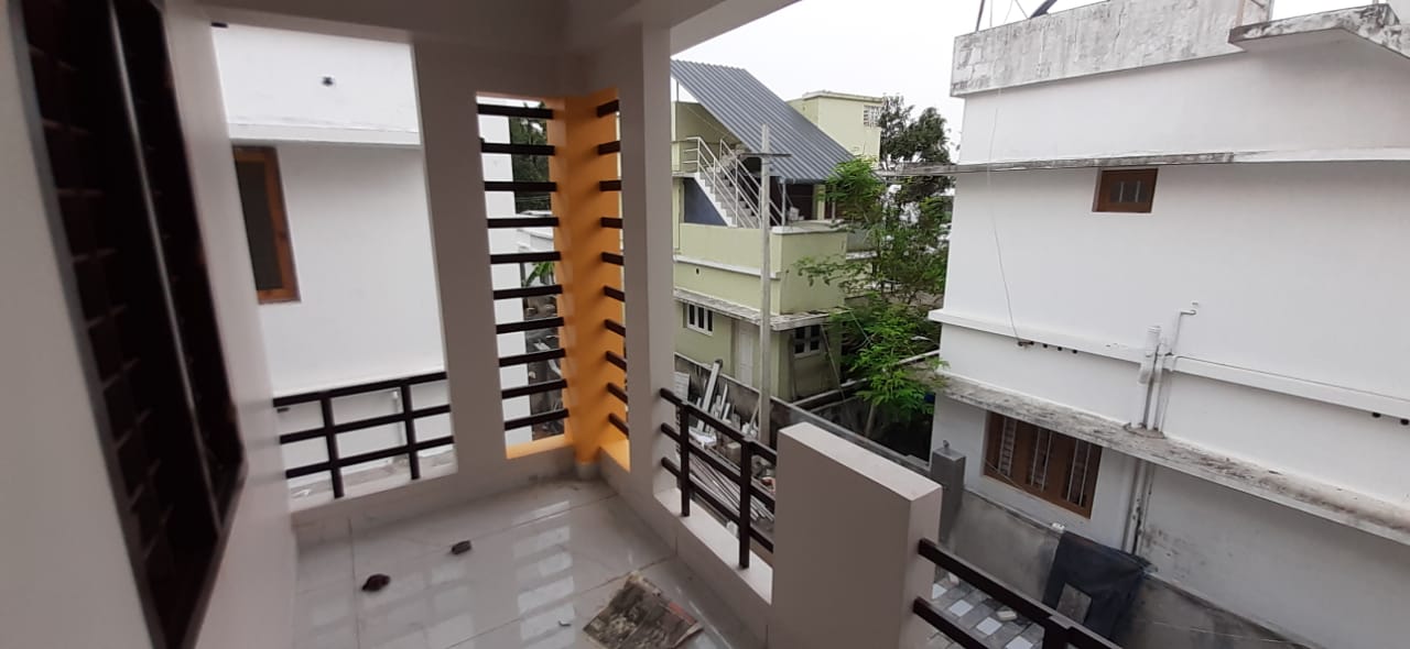 9.800cent of land in Kundanoor, Maradu