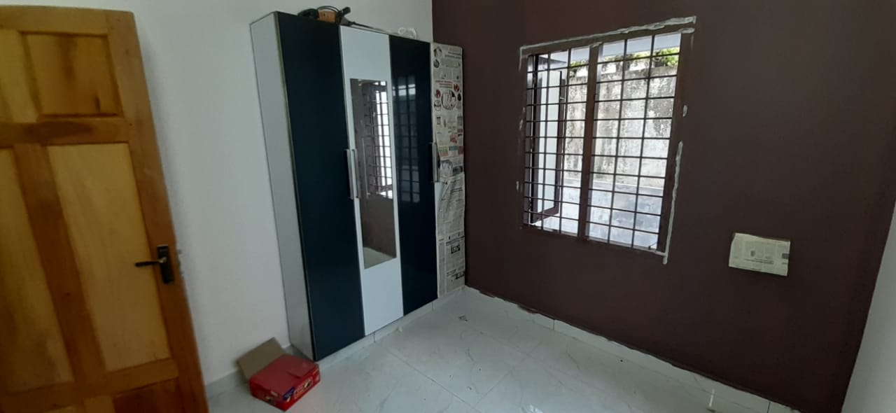9.800cent of land in Kundanoor, Maradu