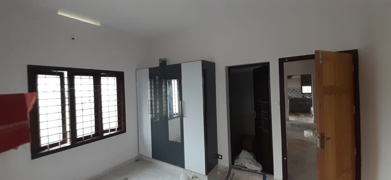 9.800cent of land in Kundanoor, Maradu
