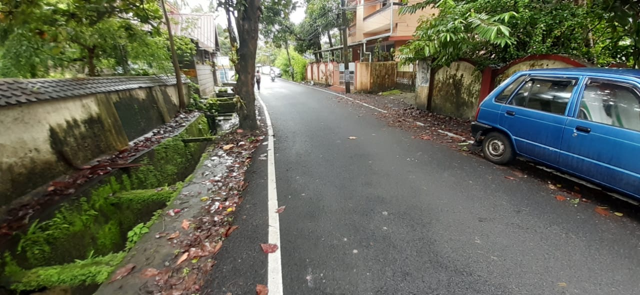 5.700 Cents land with old House in Kaloor