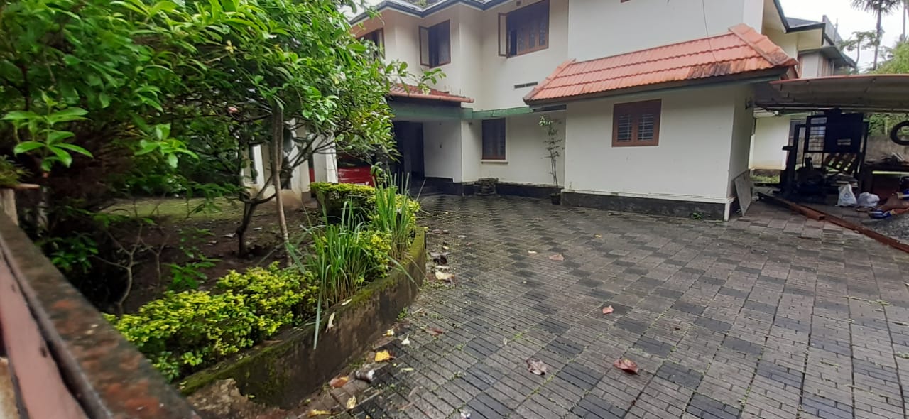 5.700 Cents land with old House in Kaloor