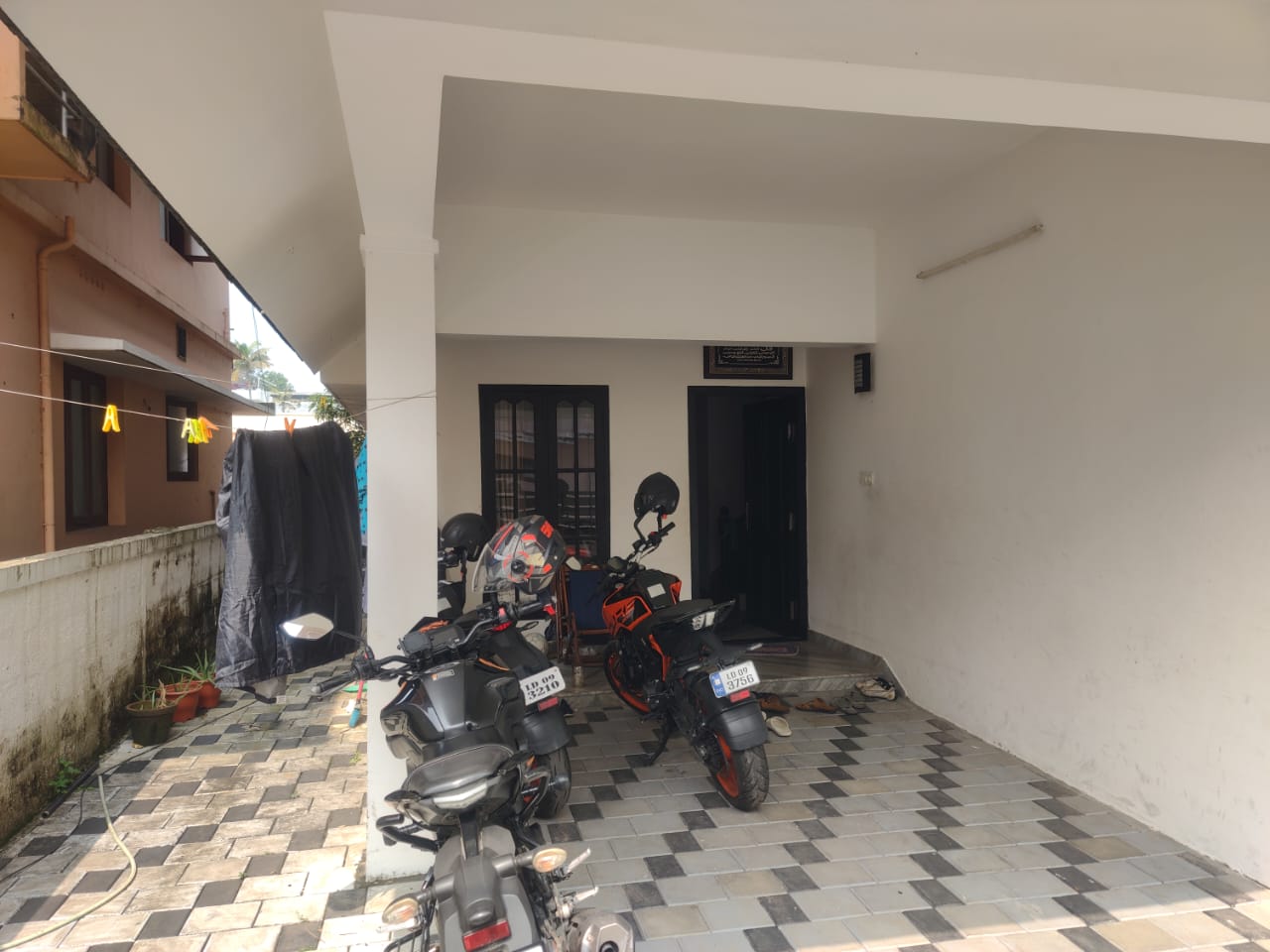 4BHK Semifurnished House with 4cent Land2000sqft