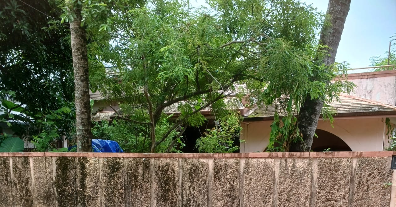 10cent of Land with old house