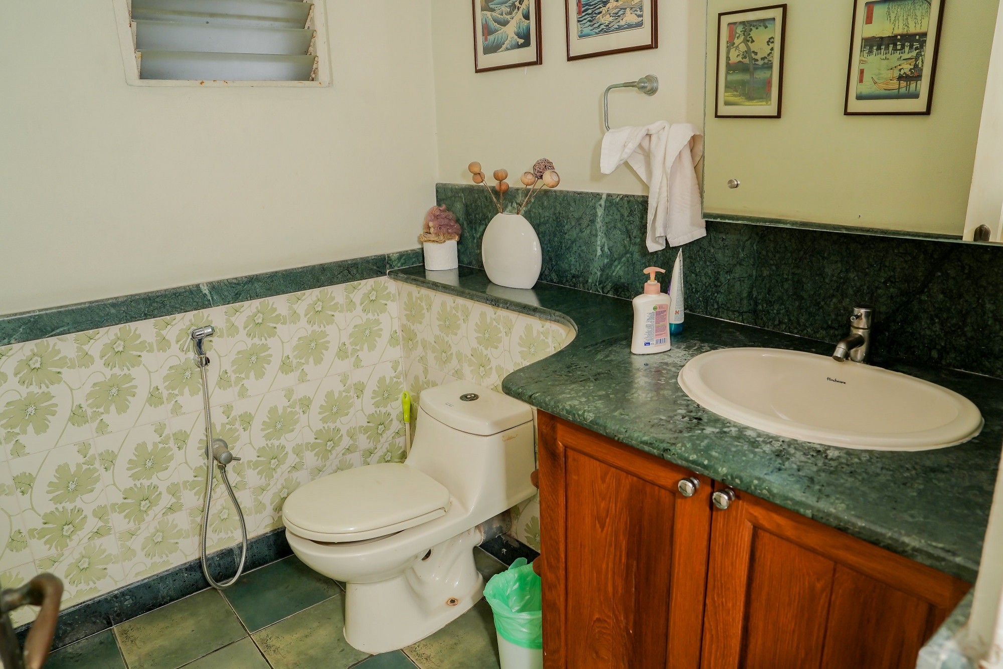 3BHK Luxury Semi Furnished Flat in Thevara, 3100sqft