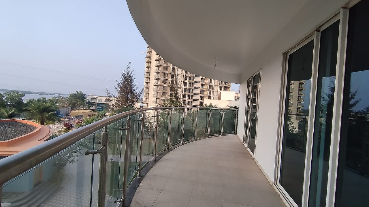 3BHK Semi Furnished Flat in Marine Drive, Kochi, 2300sqft