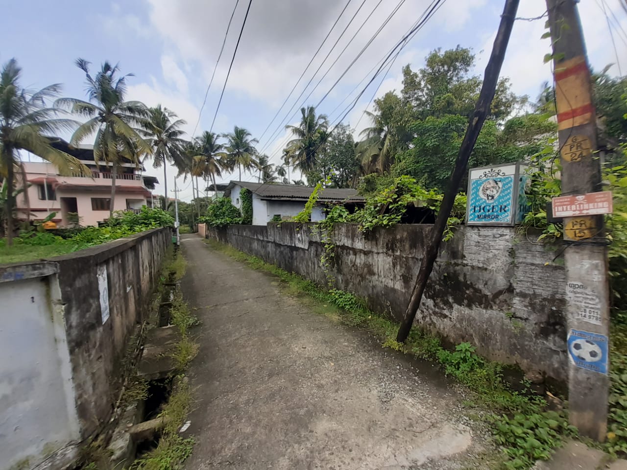 11 Cent land with an old House for sale. - for sale in Kochu Kadavanthra, Kochi ( Ernakulam ), Kerala