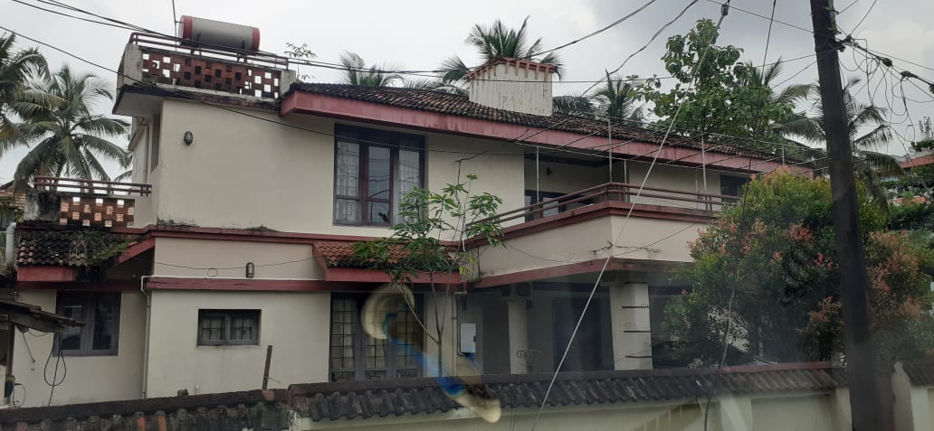 12Cents of Land with an Old House - for sale in Indiara Nagar, Kochi ( Ernakulam ), Kerala