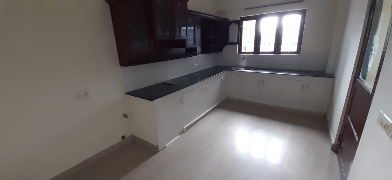 3 BHK Semi furnished Flat in Kadavanthra, 1400sqft
