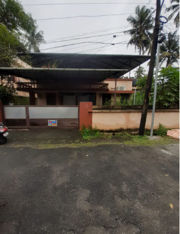 7.100 Cent land with an old house for sale. - for sale in Girinagar, Kochi ( Ernakulam ), Kerala