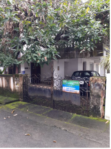 7.600 Cent land with an old house for sale.