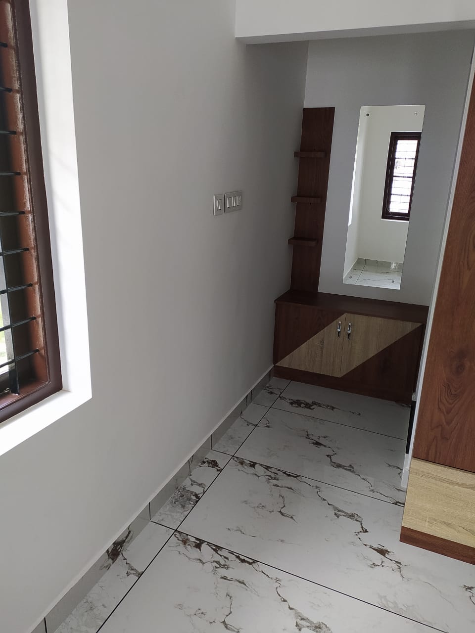 8.5 cent of land with old house Aluva Desam