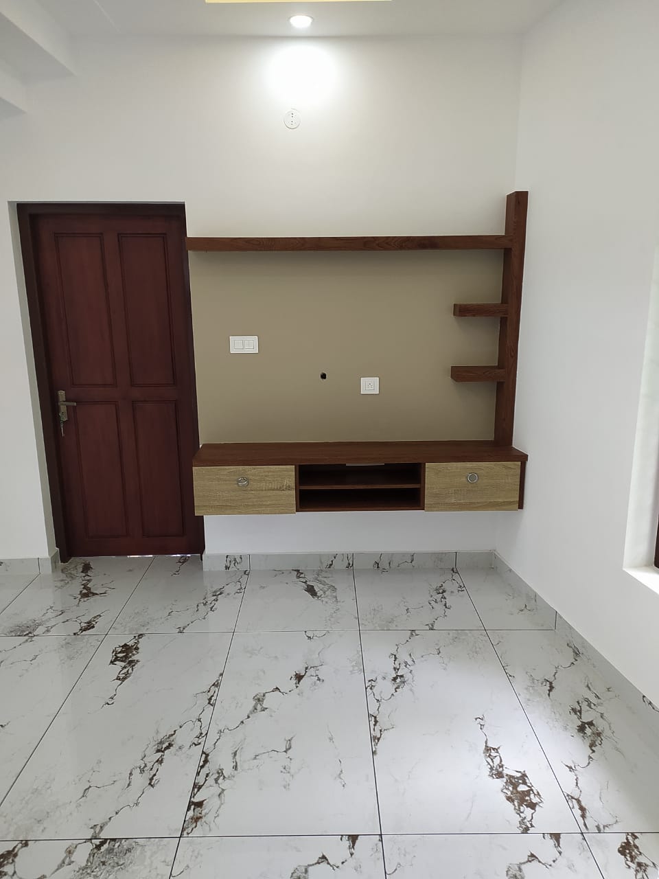 8.5 cent of land with old house Aluva Desam